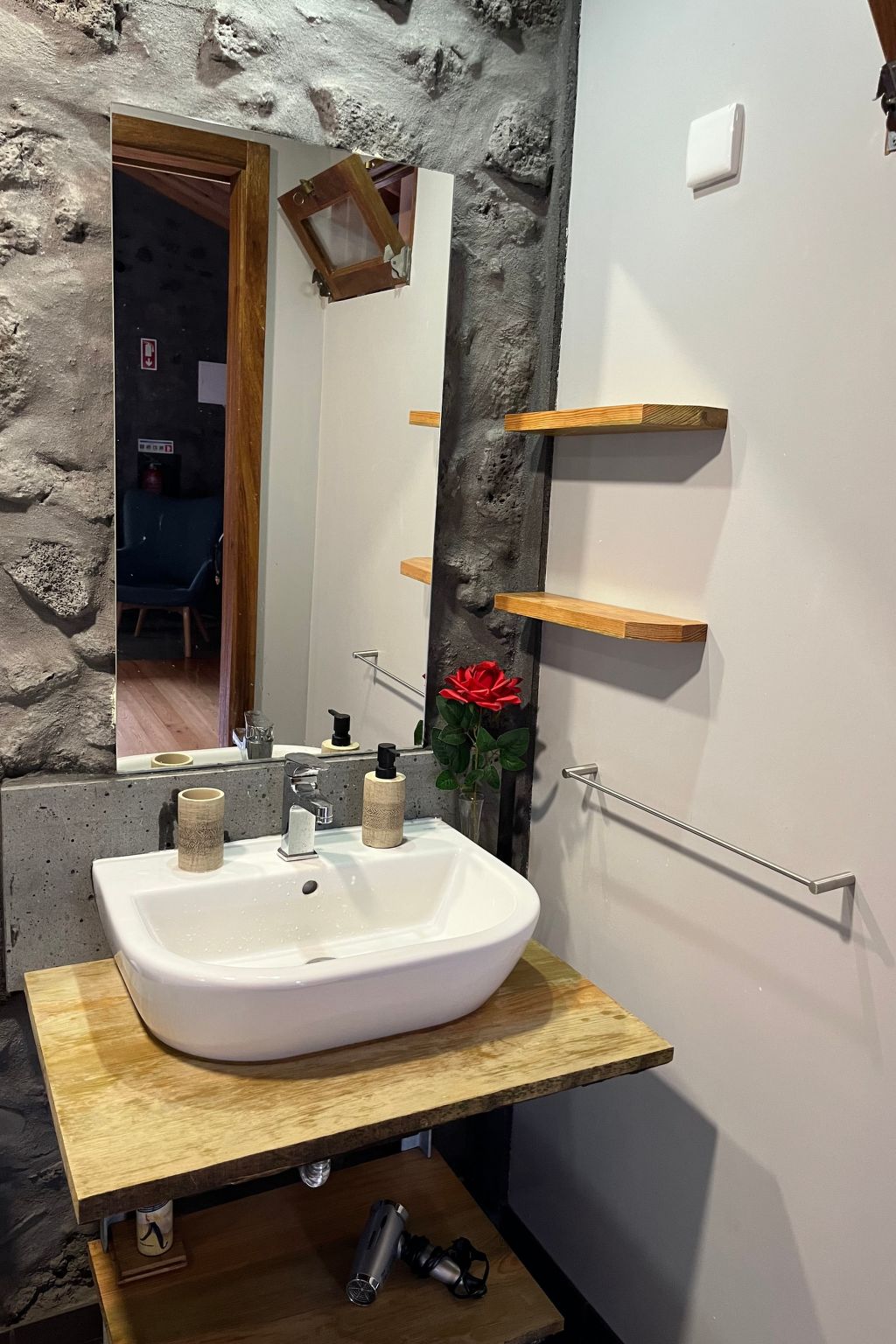 "Vinea Lava" mit Blick auf das Wasser-Binnen