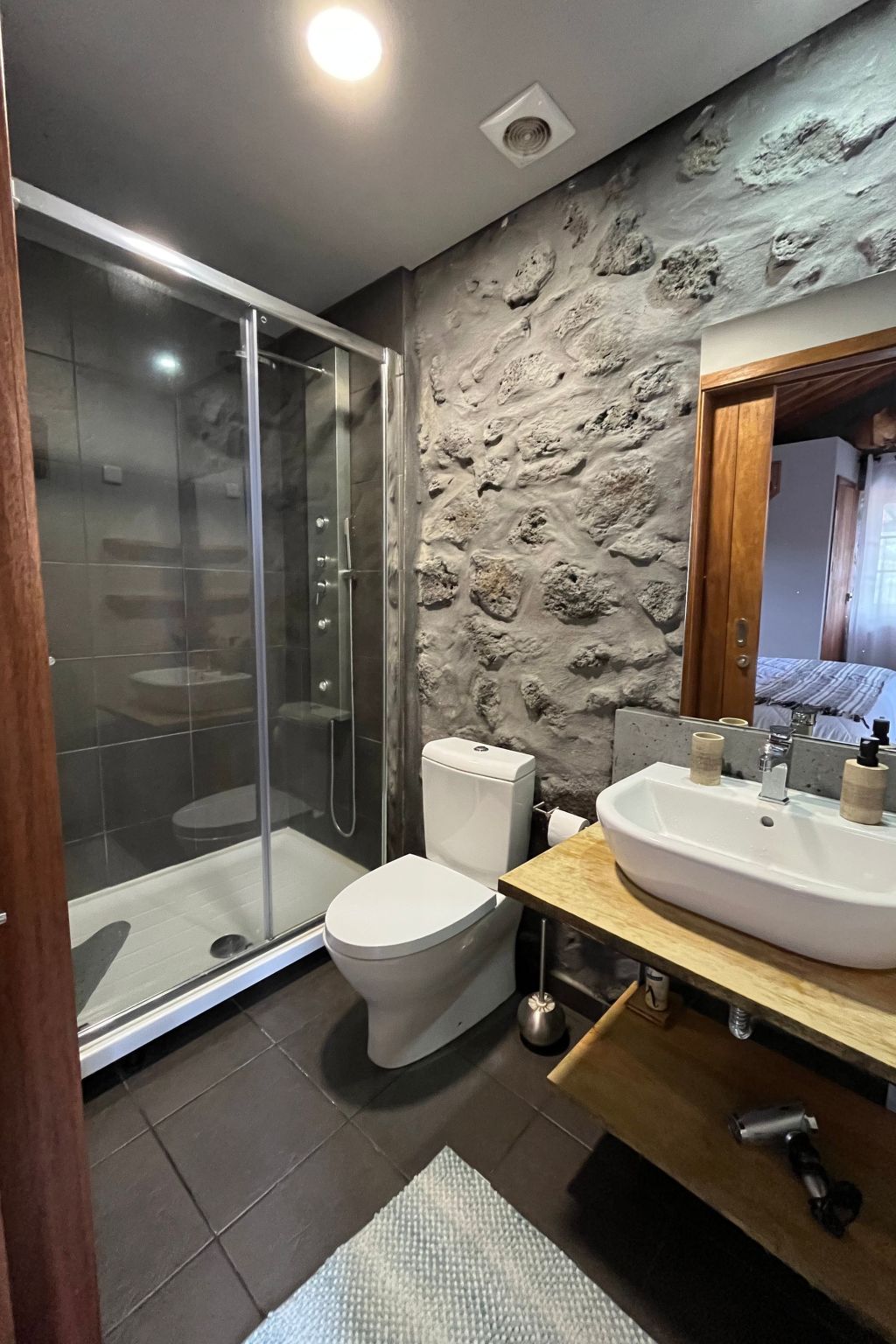 "Vinea Lava" mit Blick auf das Wasser-Binnen