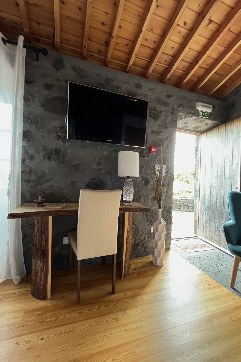 "Vinea Lava" mit Blick auf das Wasser-Binnen