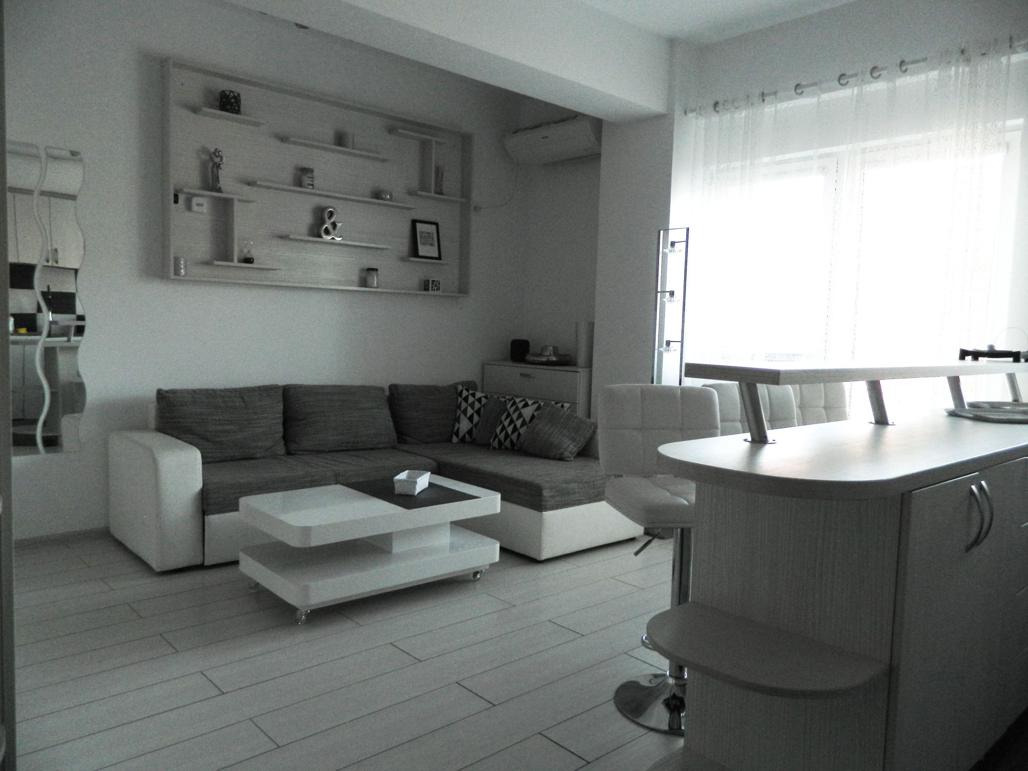 Welcome to our charming apartment in Roșu, Walachei, the ideal getaway for a couple seeking a blend of comfort and convenience. Nestled on the 6th floor of a detached house, this cozy retreat promise..