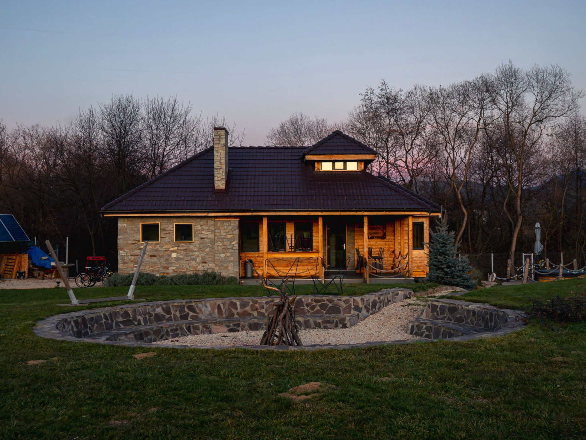 Kleines Haus mit Werkstatt-Buiten