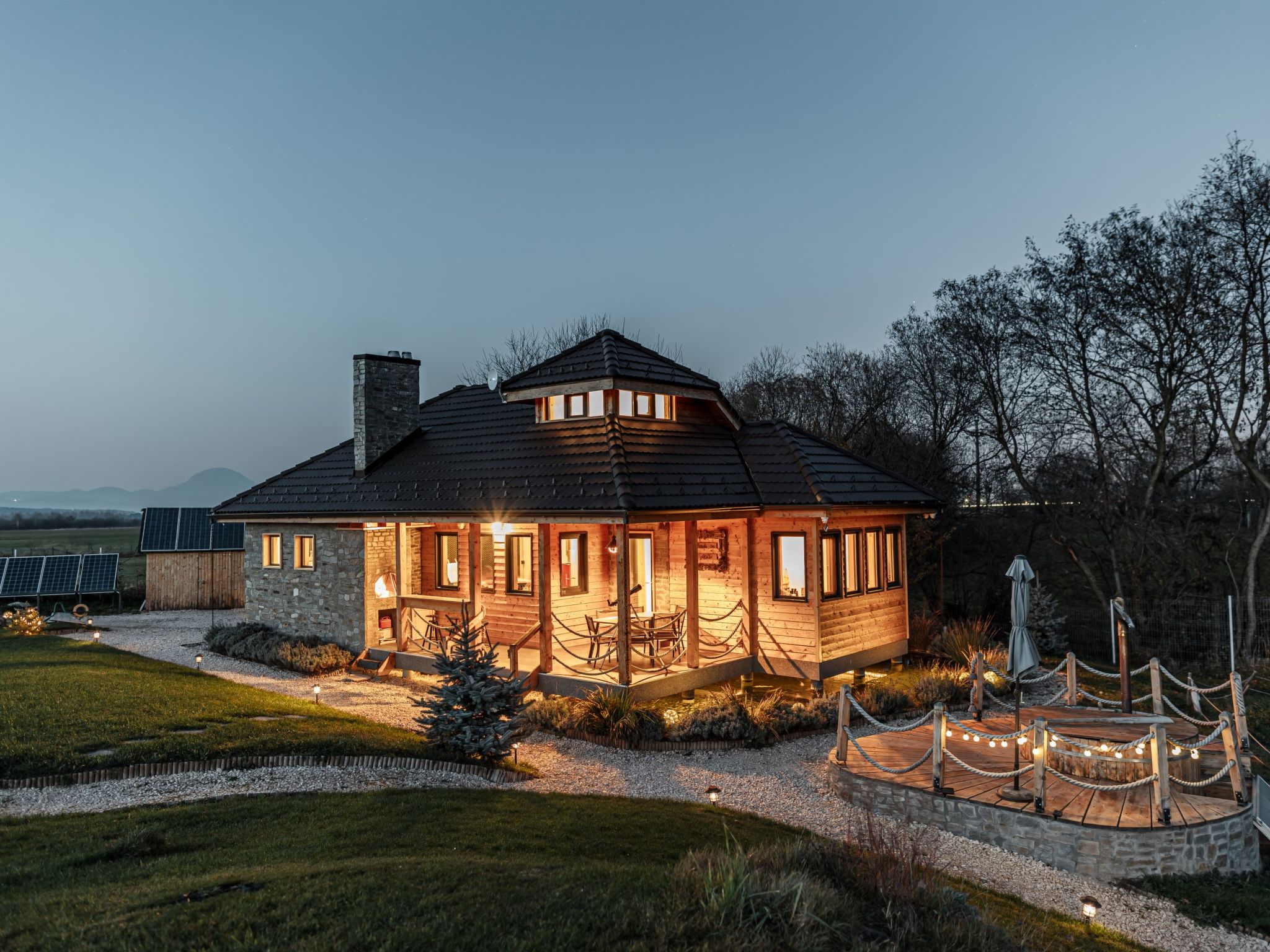 Kleines Haus mit Werkstatt-Buiten