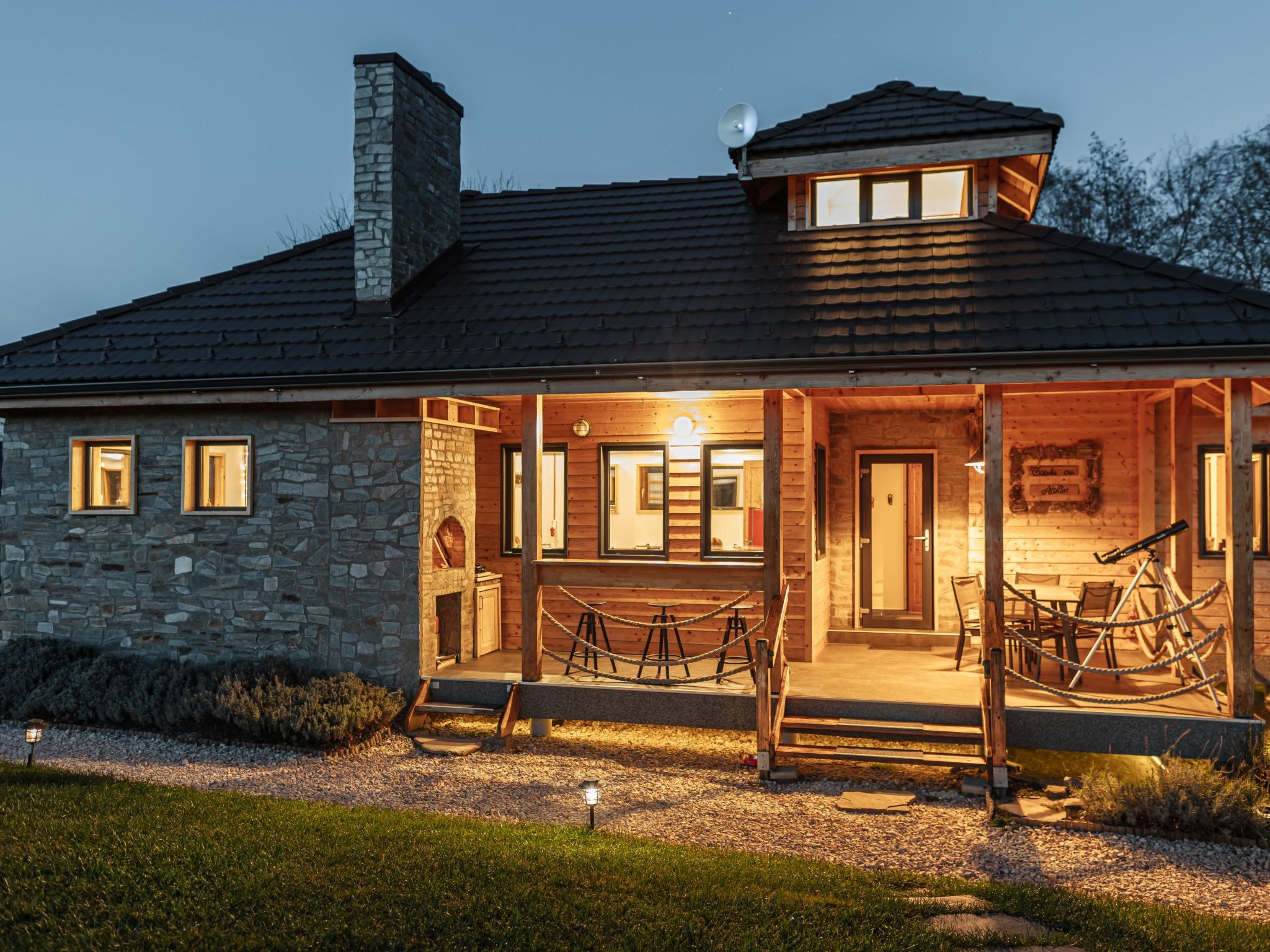 Kleines Haus mit Werkstatt-Buiten