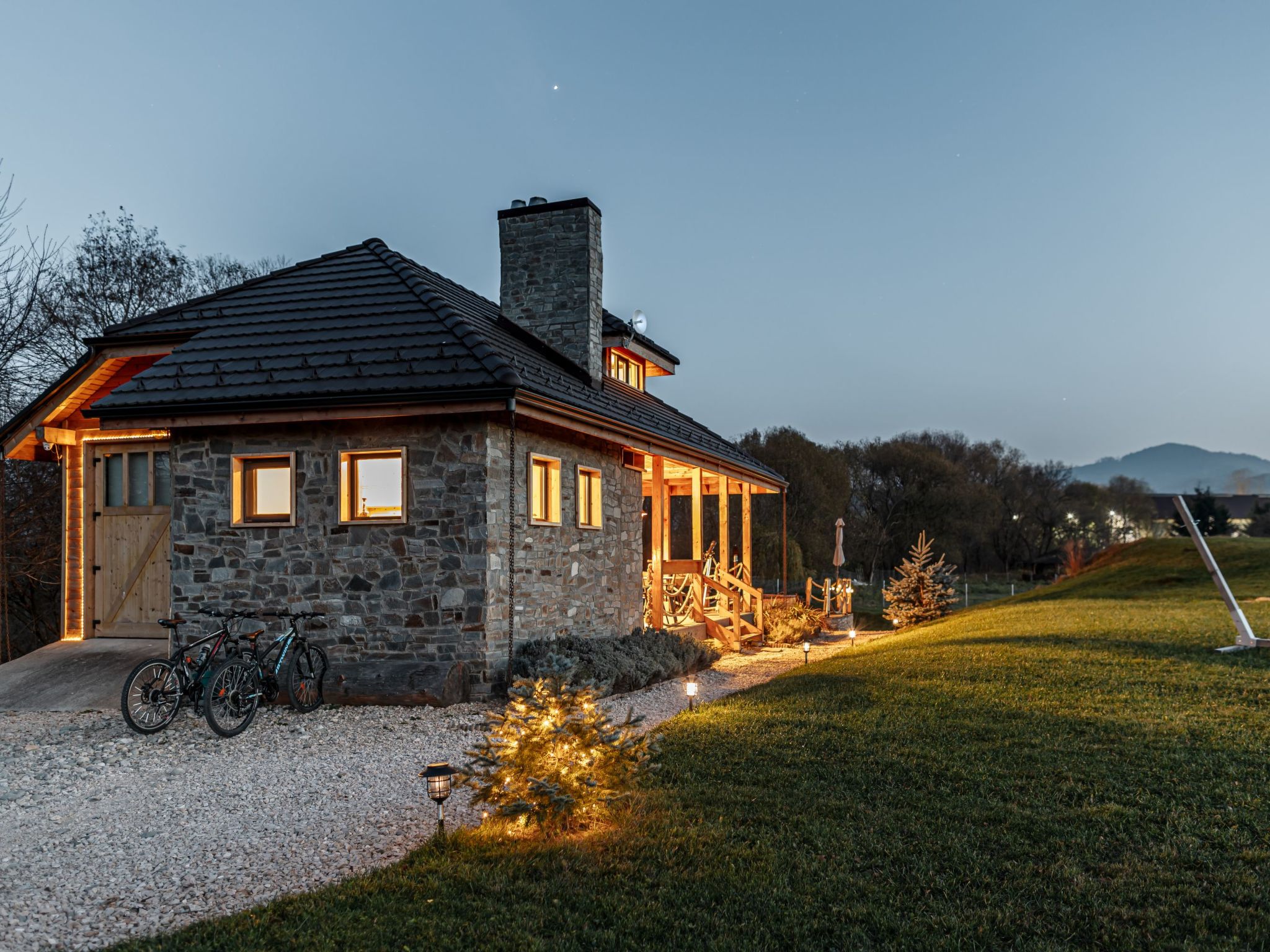 Kleines Haus mit Werkstatt-Buiten