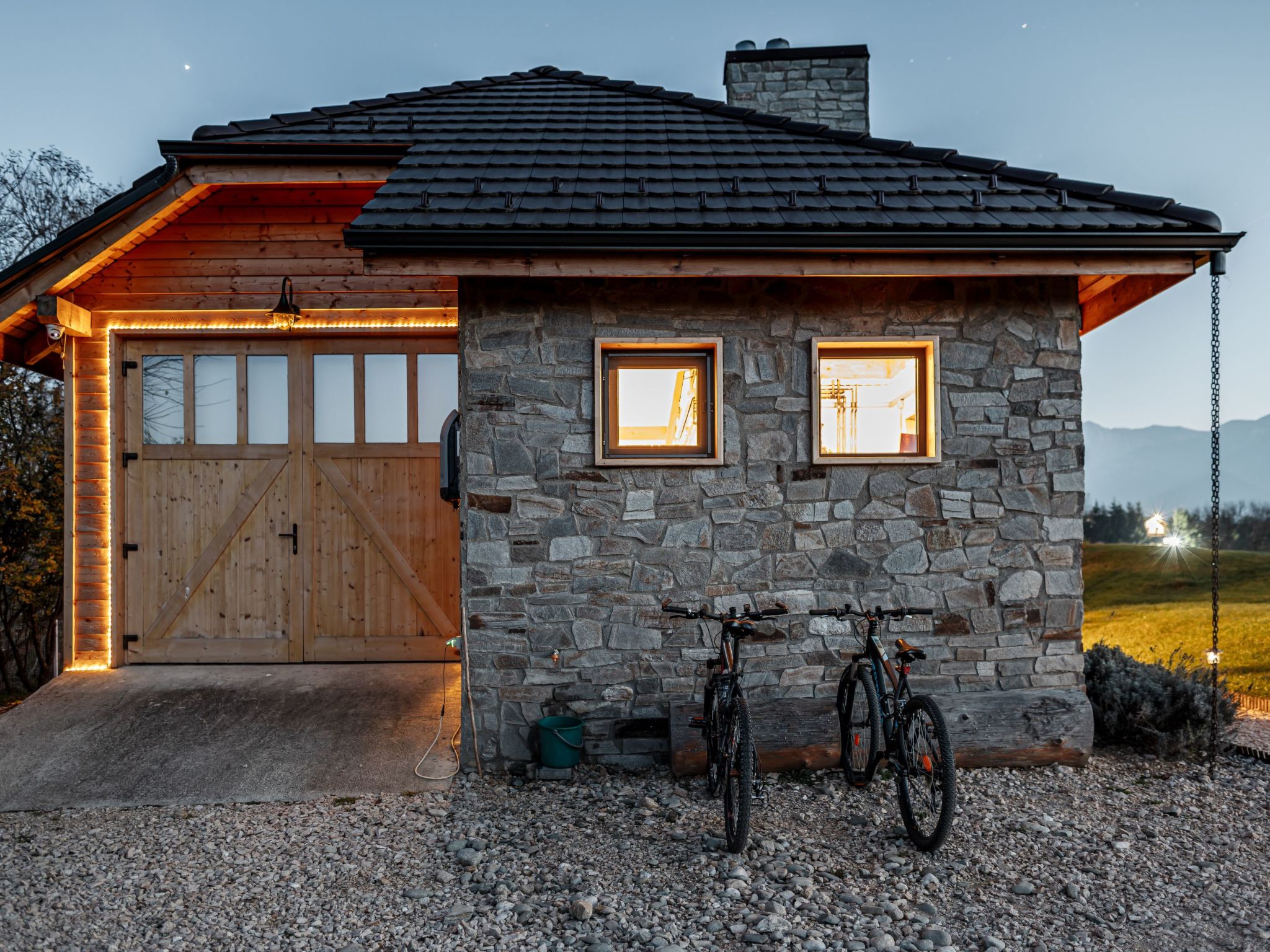 Kleines Haus mit Werkstatt-Buiten