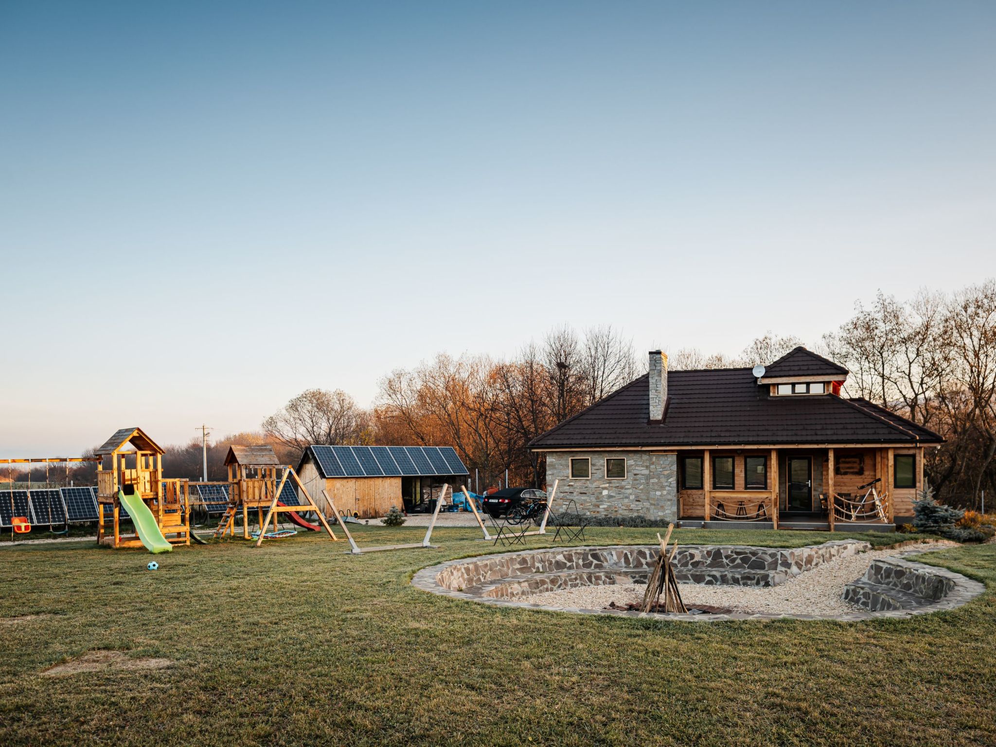 Kleines Haus mit Werkstatt-Buiten