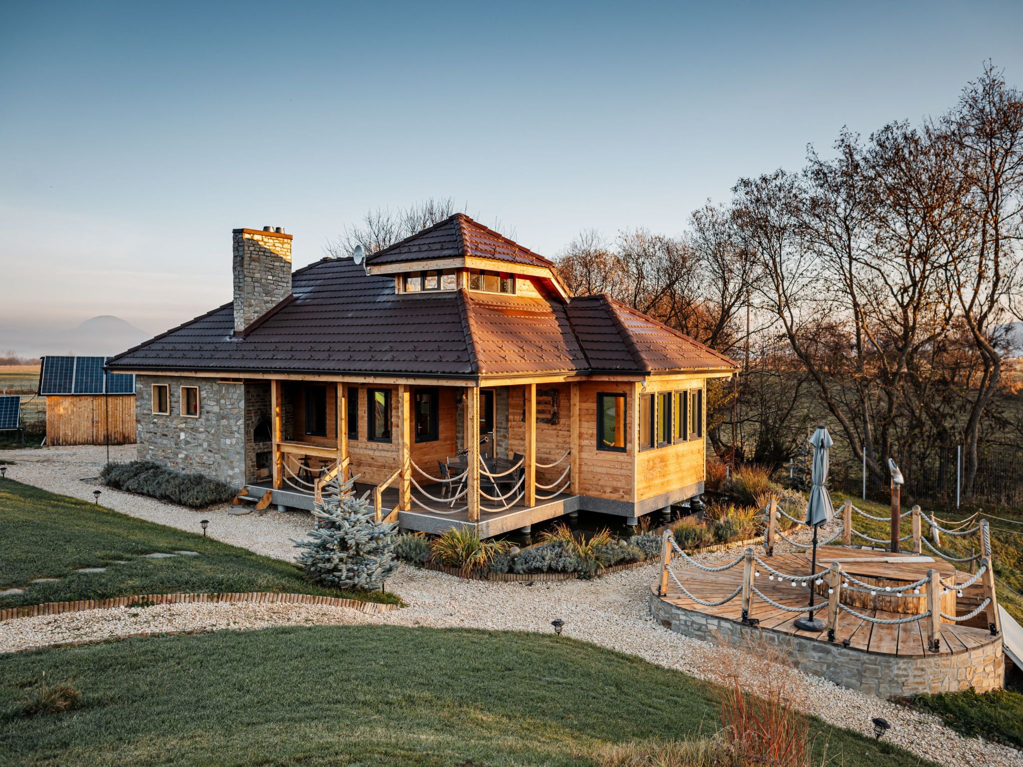 Kleines Haus mit Werkstatt-Buiten