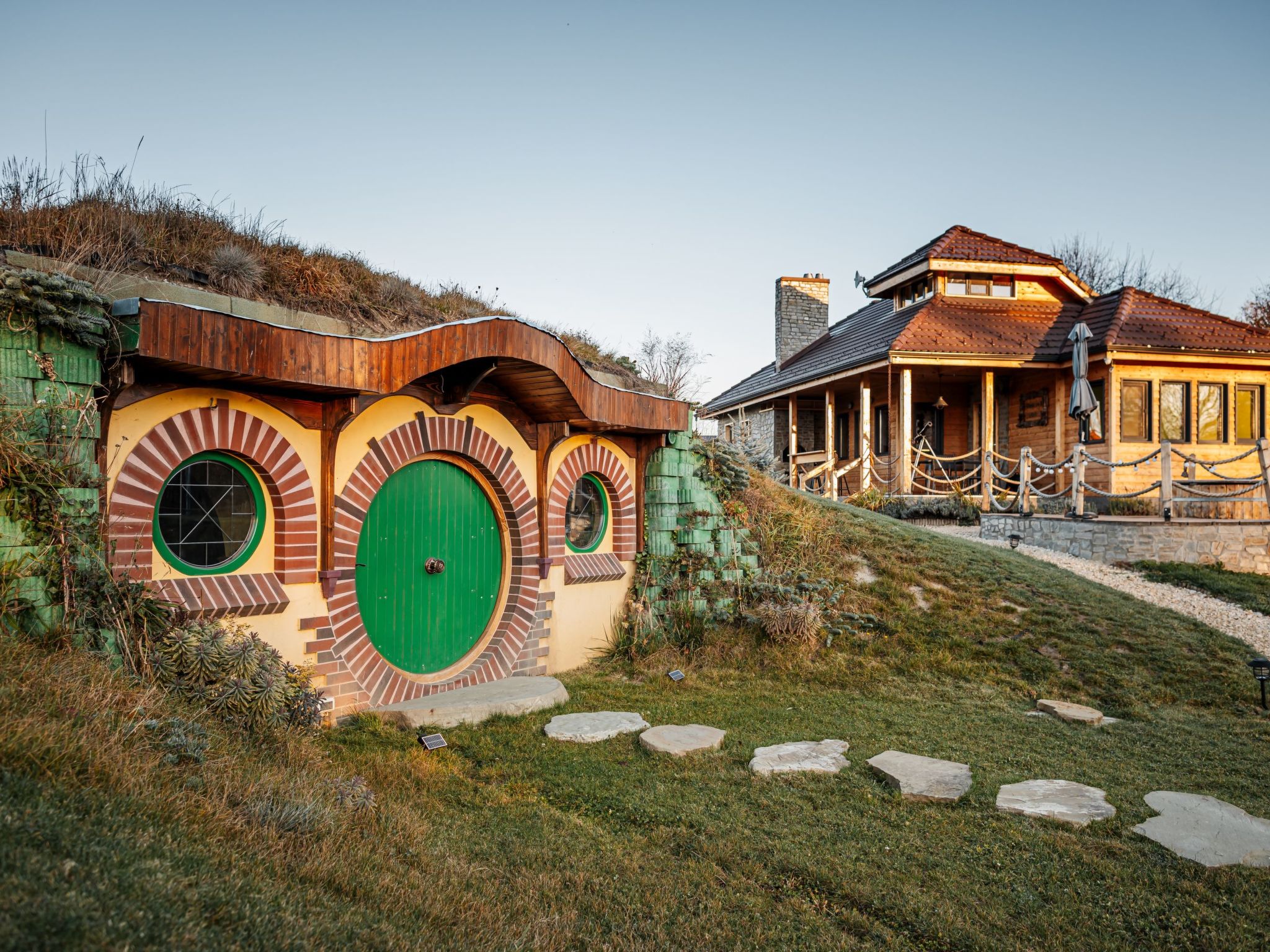 Kleines Haus mit Werkstatt-Buiten