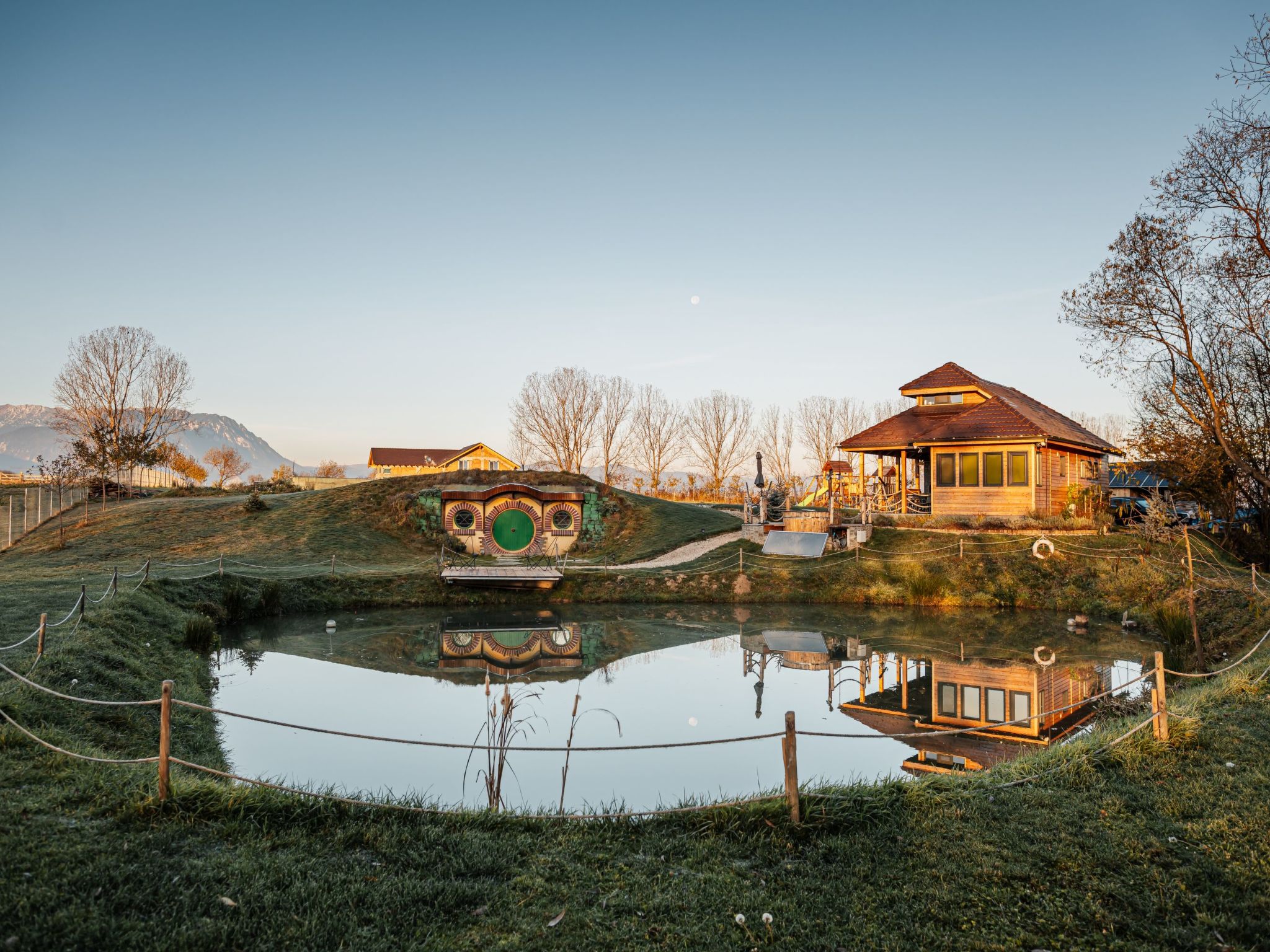 Kleines Haus mit Werkstatt-Buiten