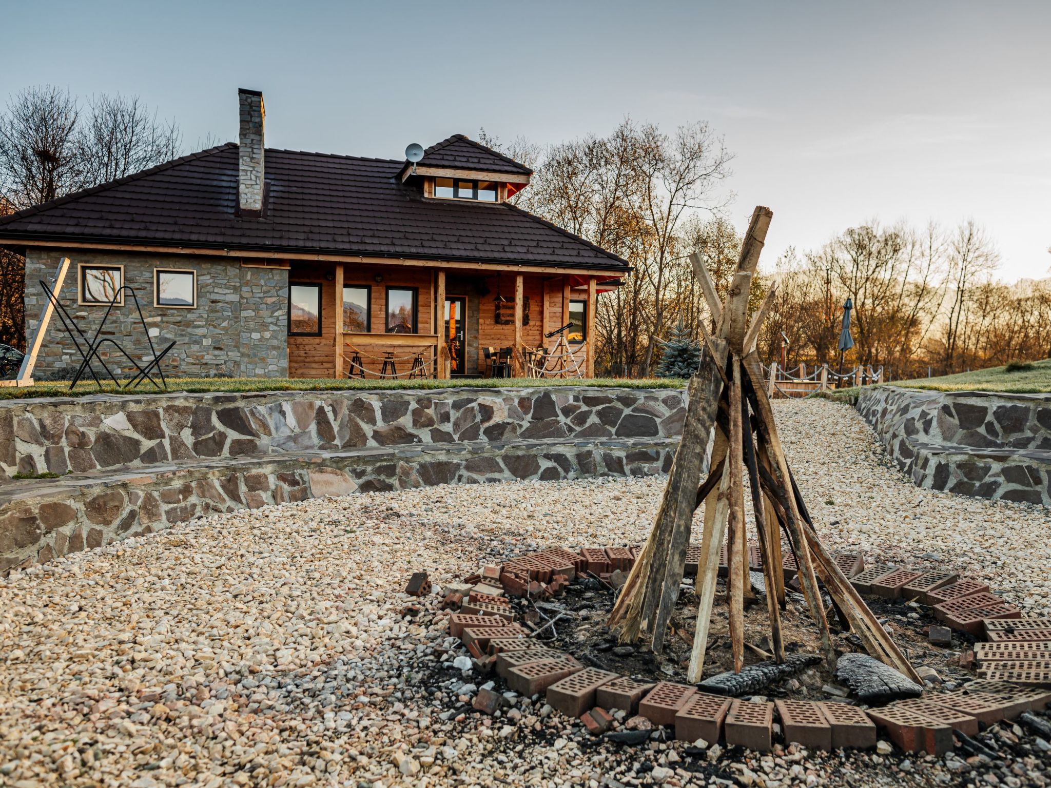 Kleines Haus mit Werkstatt-Buiten