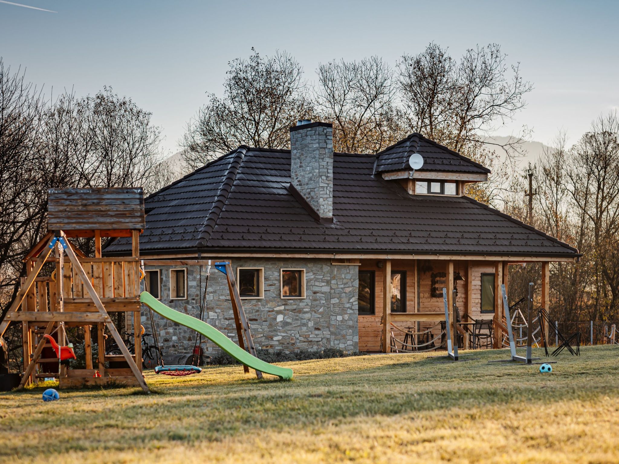 Kleines Haus mit Werkstatt-Buiten