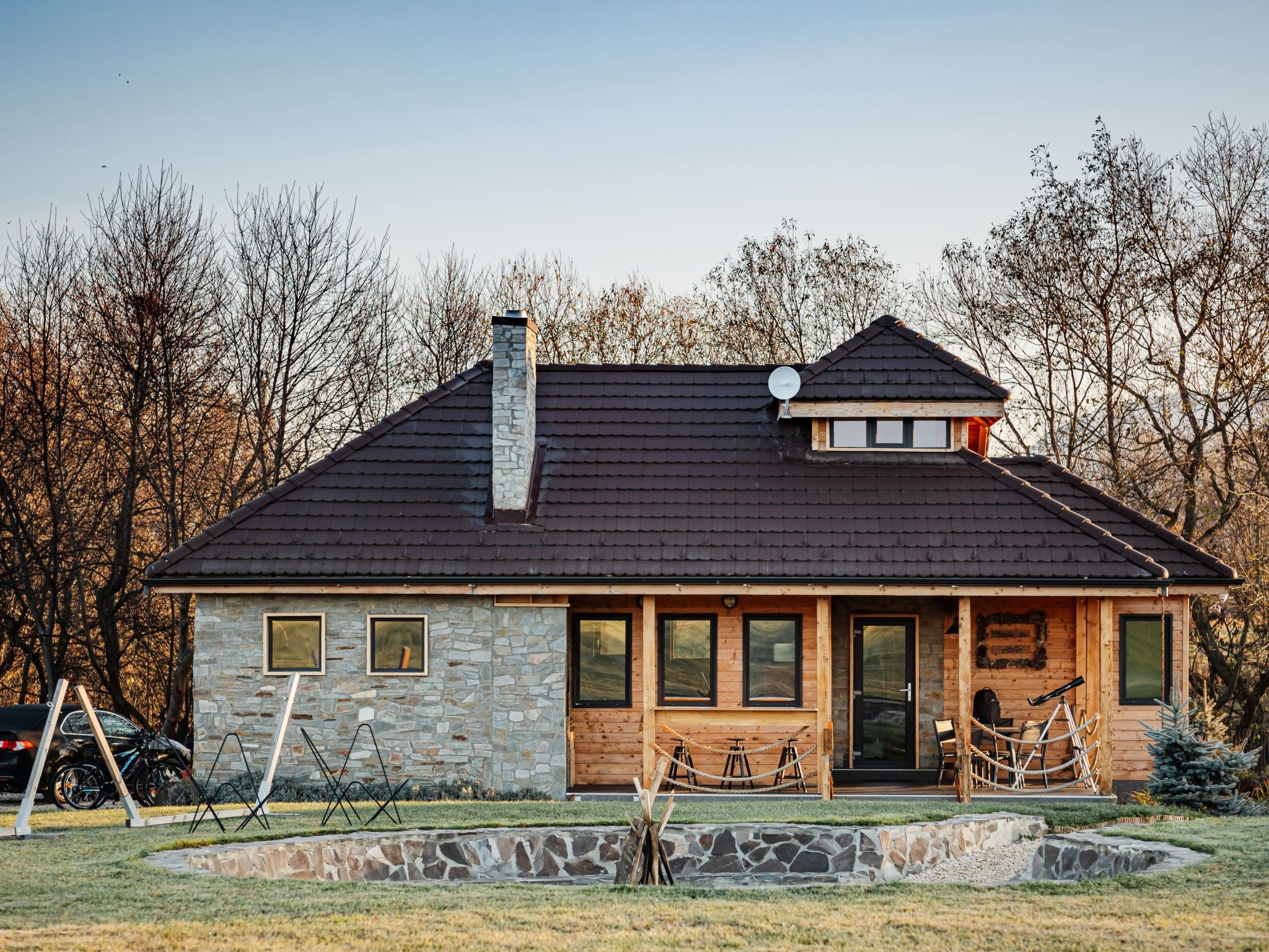 Kleines Haus mit Werkstatt-Buiten