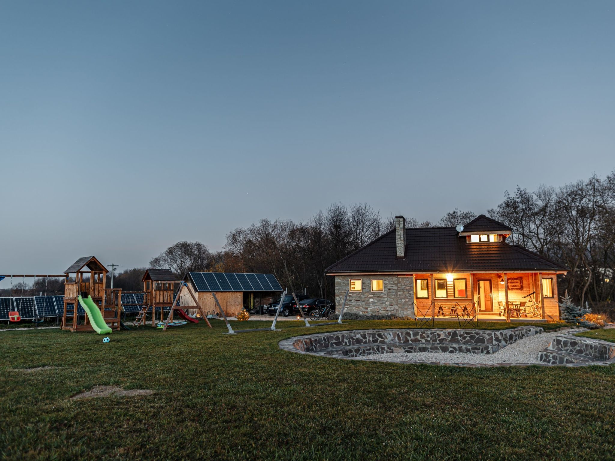 Kleines Haus mit Werkstatt-Buiten