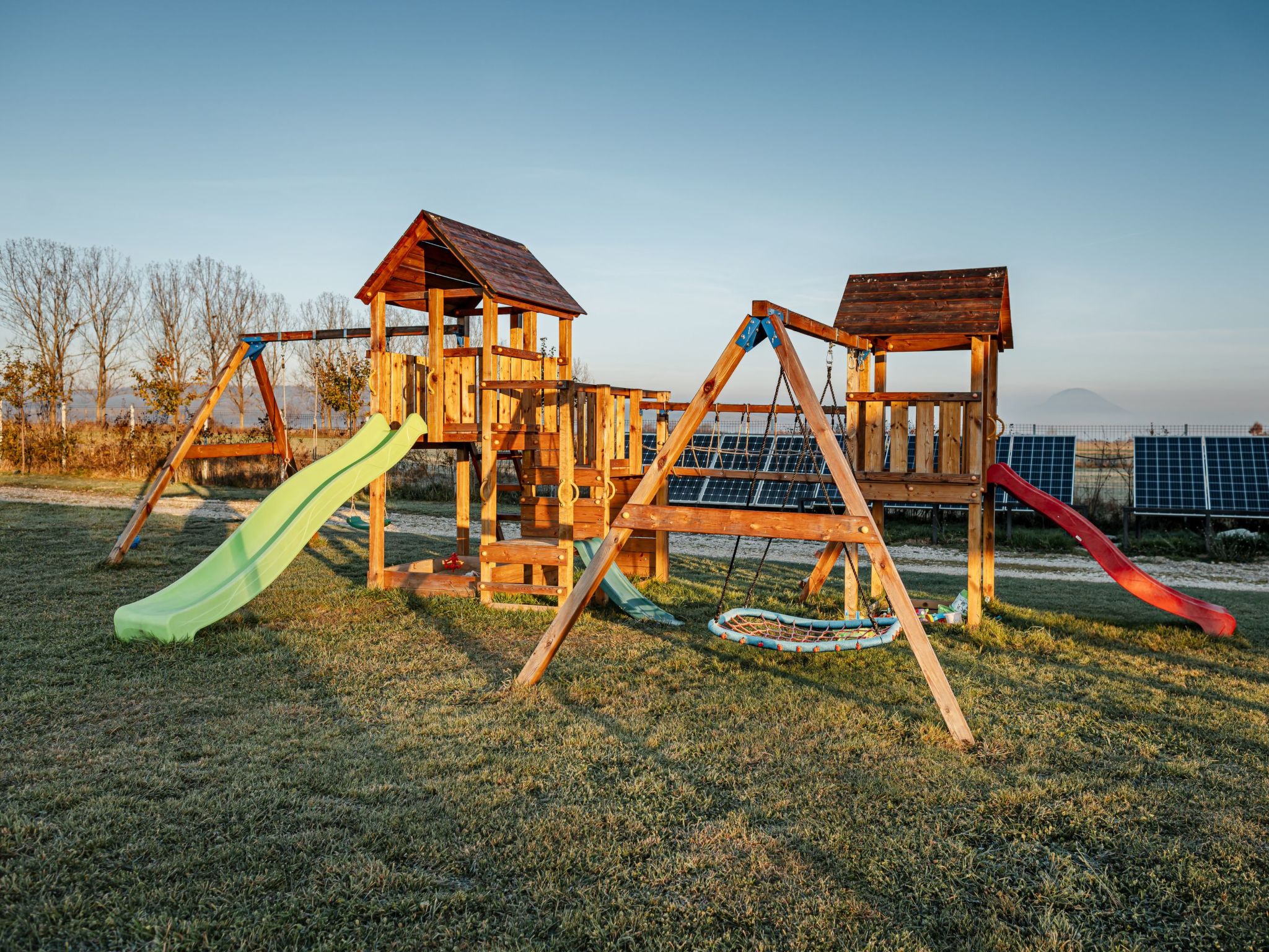Kleines Haus mit Werkstatt-Buiten
