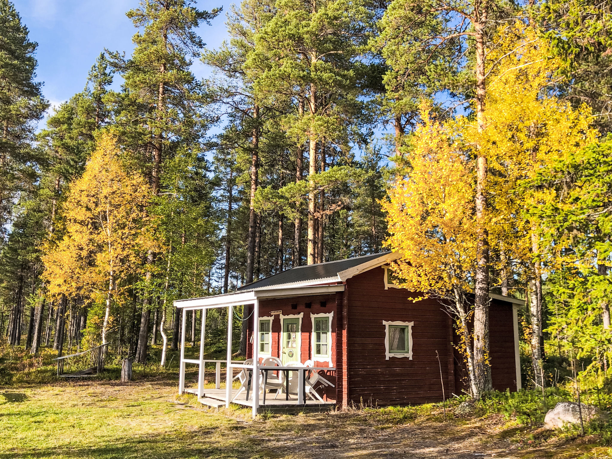 Schwedisches Holzhaus mit Grill und Terrasse