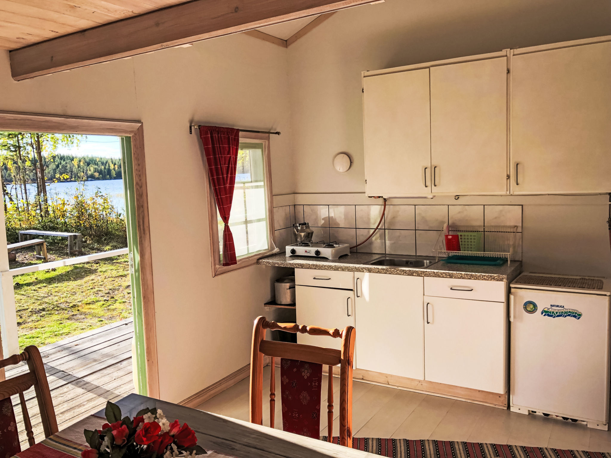 Maison Schwedisches Holzhaus mit Grill und Terrasse – Cuisine et coin repas, photo 8 sur 24