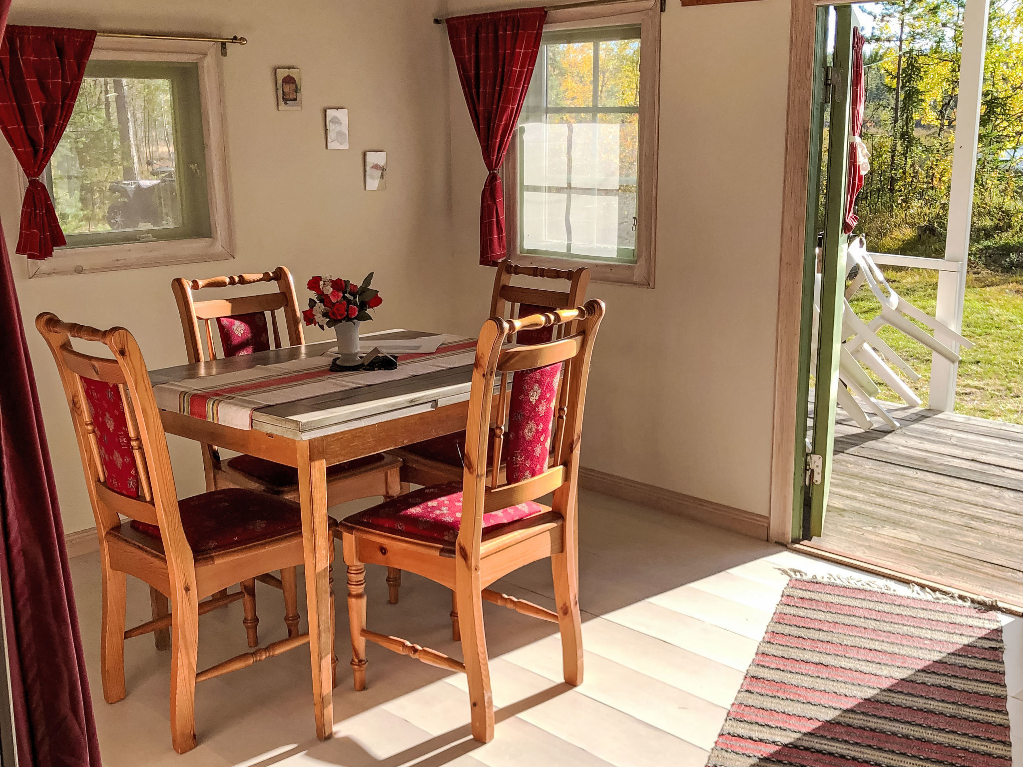 Maison Schwedisches Holzhaus mit Grill und Terrasse – Cuisine et coin repas, photo 9 sur 24
