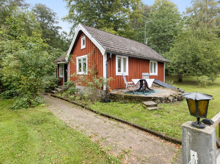 "Angsjö Torp (BLE047)", 1-Zimmer-Haus 40 m2. Hell, schön eingerichtet: Wohn-/Schlafzimmer, Deckenhöhe 180 - 190 cm, niedrige Türrahmen, Höhe 170 cm mit 1 Doppeldiwanbett, Schwedenofen und Sat-TV...