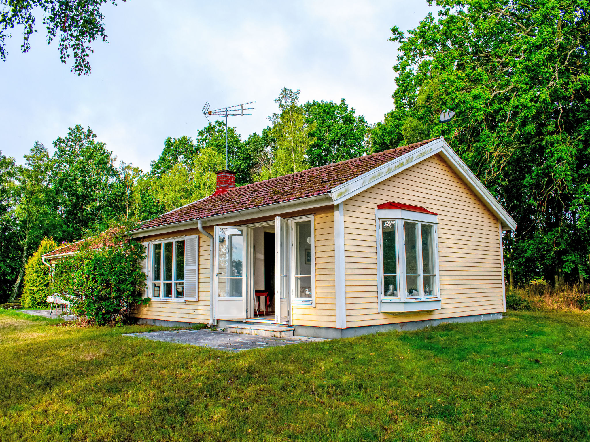 "Ragnabo", huis 5-kamers 100 m2. Comfortabel ingericht: open woonkamer met open haard (alleen decoratie), eettafel. Uitgang naar het terras, naar de zitplaats in de tuin. 1 kamer met 1 2-pers bed (180..