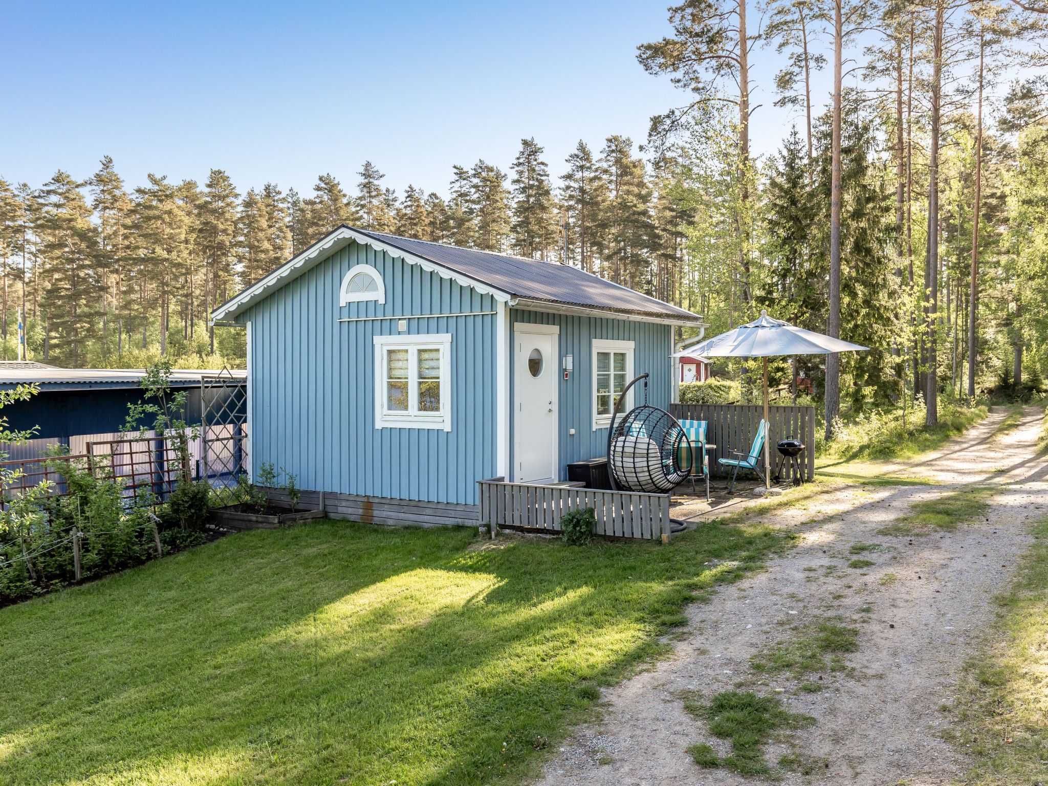 "Sandsjöfors", huis 1-kamer 26 m2. Licht, mooi ingericht: woon-/slaapkamer met 1 2-pers divanbed, eettafel en Sat-TV. Uitgang naar het terras. Slaapnis met 1 x 2 stapelbedden. Kookhoek (2-pits kookpl..