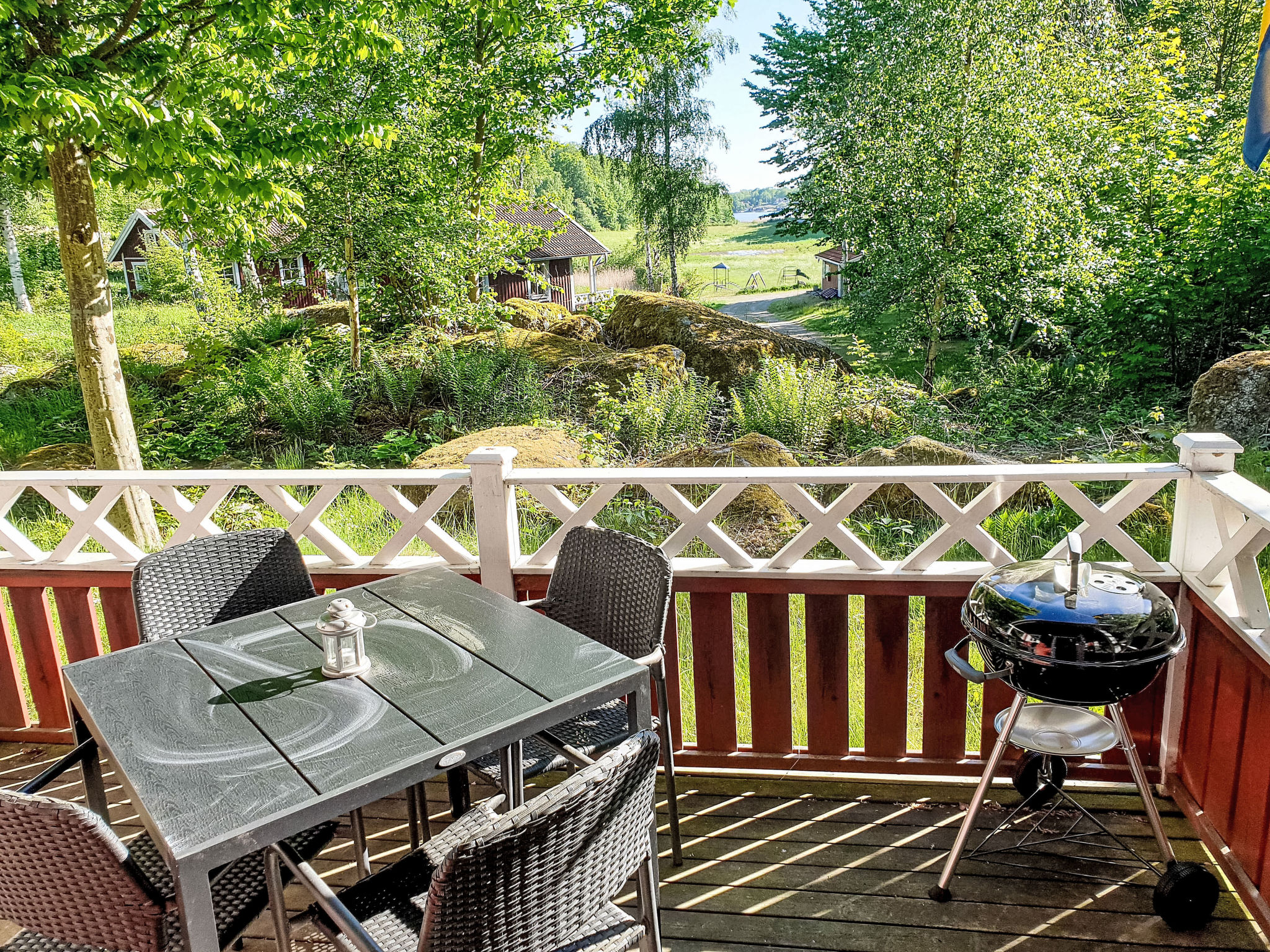 Holzhaus mit überdachter Terrasse - Buiten