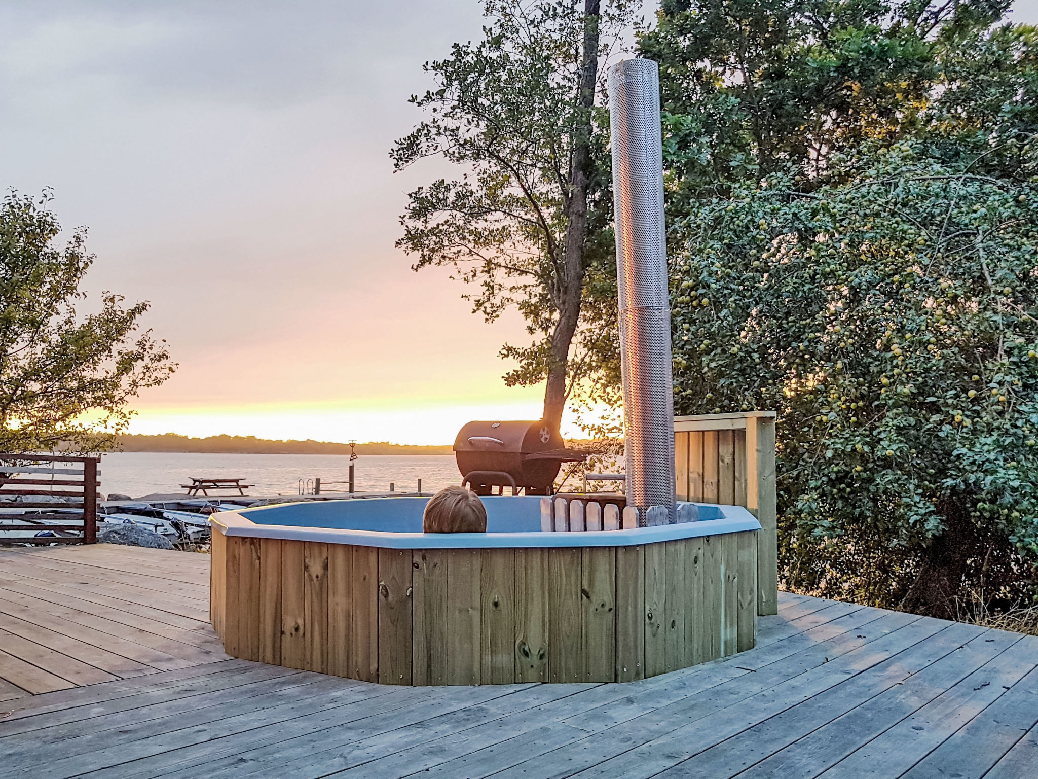 Holzhaus mit überdachter Terrasse - Buiten