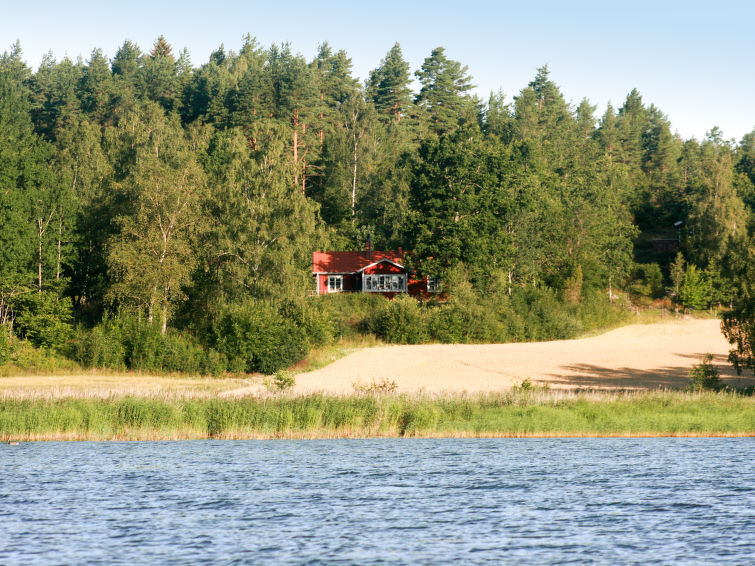 "Järnemåla Undantaget", huis 4-kamers 95 m2. Licht, mooi ingericht: woon-/eetkamer met wintertuin met open haard, eettafel, Sat-TV, CD-speler en DVD. 1 kamer met 1 2-pers bed. 1 kamer met 2 bedden. ..