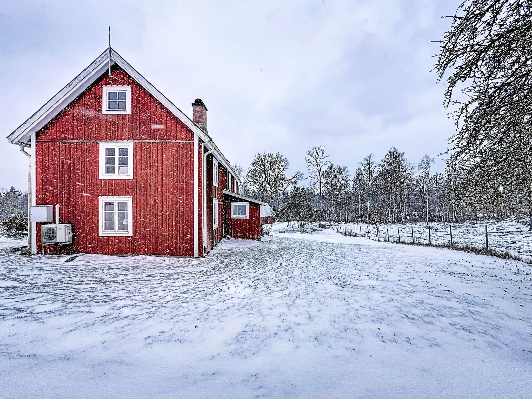 "Piggsmåla", huis 4-kamers 130 m2. Woon-/eetkamer met zwedenkachel. 1 kamer met 1 bed, 1 2-pers bed en zwedenkachel. Keuken (4 keramische glas kookplaten, broodrooster, waterkoker, magnetron, diepvri..
