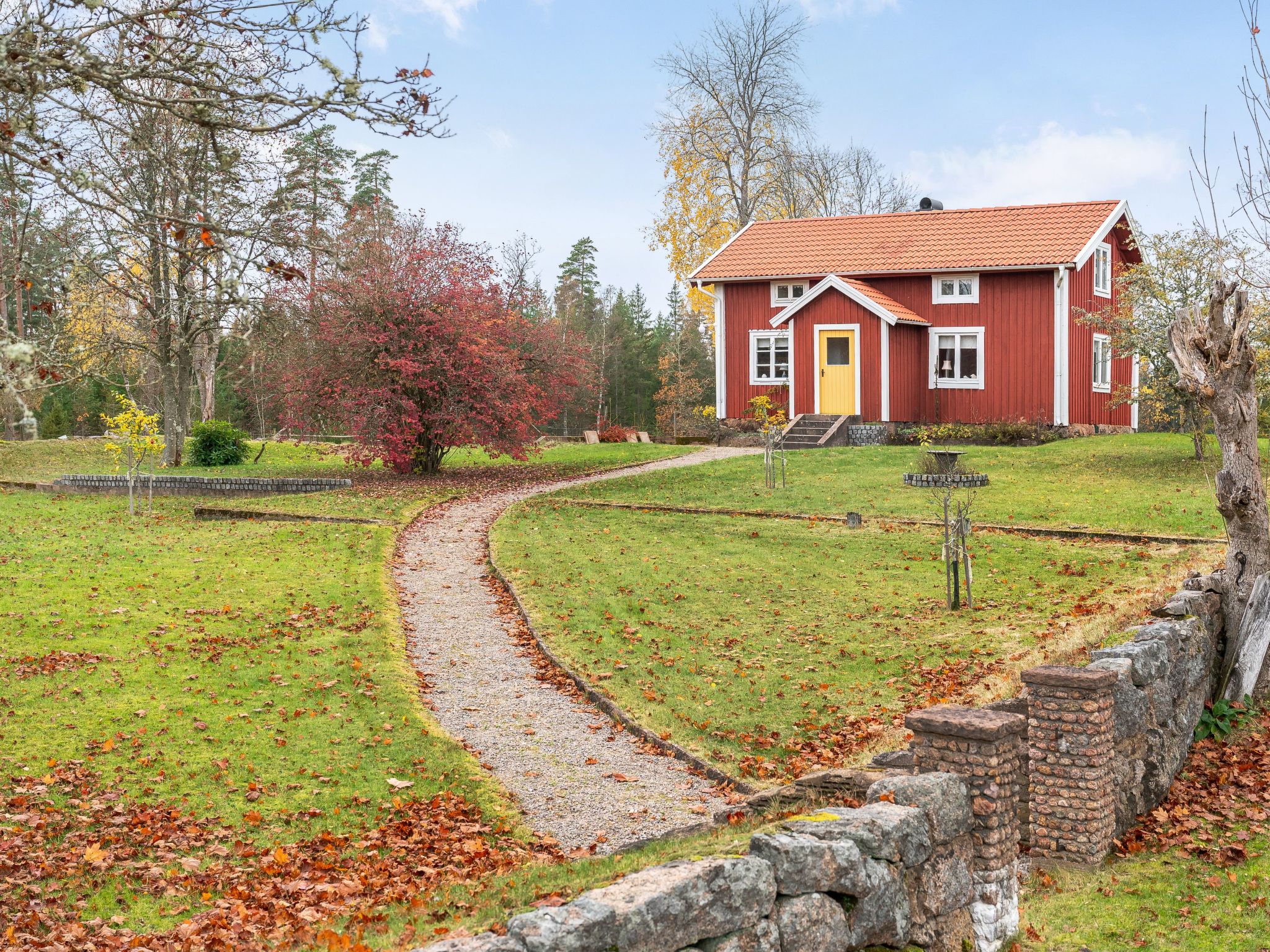 "Mjuamåla", huis 3-kamers 78 m2 op 2 verdiepingen. Licht, doelmatig ingericht: woon-/eetkamer met eettafel, Sat-TV, CD-speler en tegelkachel. 1 open kamer met 1 x 2 stapelbedden (90 cm, lengte 200 cm..