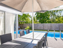 Open haard en verwarmd zwembad in ruim vakantiehuis in Falkenberg - thumbnail 5