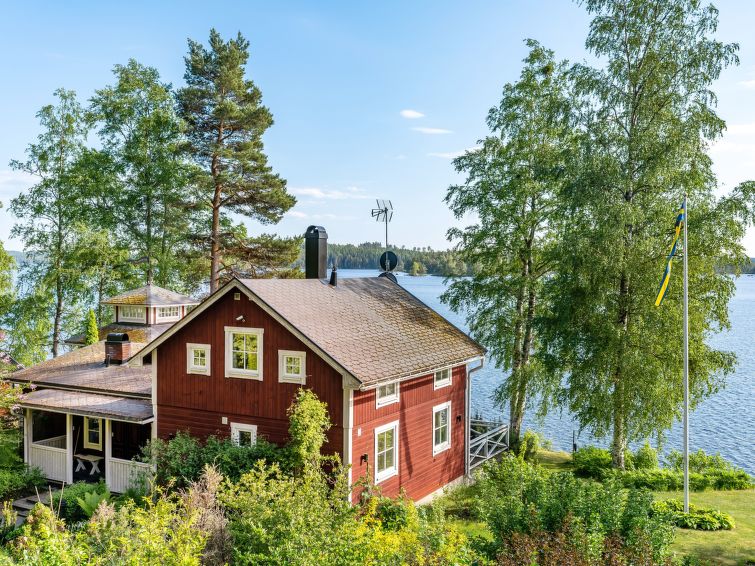 "Villa Lundsfjärden (VML120)", huis 4-kamers 142 m2 op 2 verdiepingen. Licht: open woon-/slaapkamer met 1 bed, 1 2-pers divanbed, open haard, eettafel, Sat-TV, CD-speler en DVD. Open eetkamer met zwe..