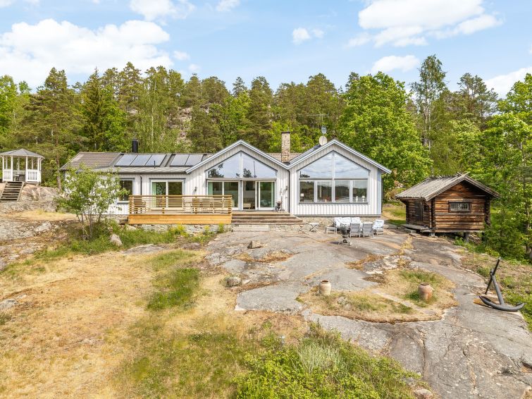 "Bergstigen Gunnebo", huis 8-kamers 185 m2. Het objekt is geschikt voor 6 volwassenen + 1 kinderen. Mooi en smaakvol ingericht: woon-/eetkamer met wintertuin met open haard, eettafel, Sat-TV, CD-spele..