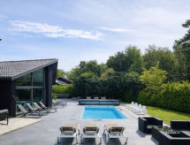 Villa op 800 m van zee in Halmstad met verwarmd zwembad en whirlpool - thumbnail 1