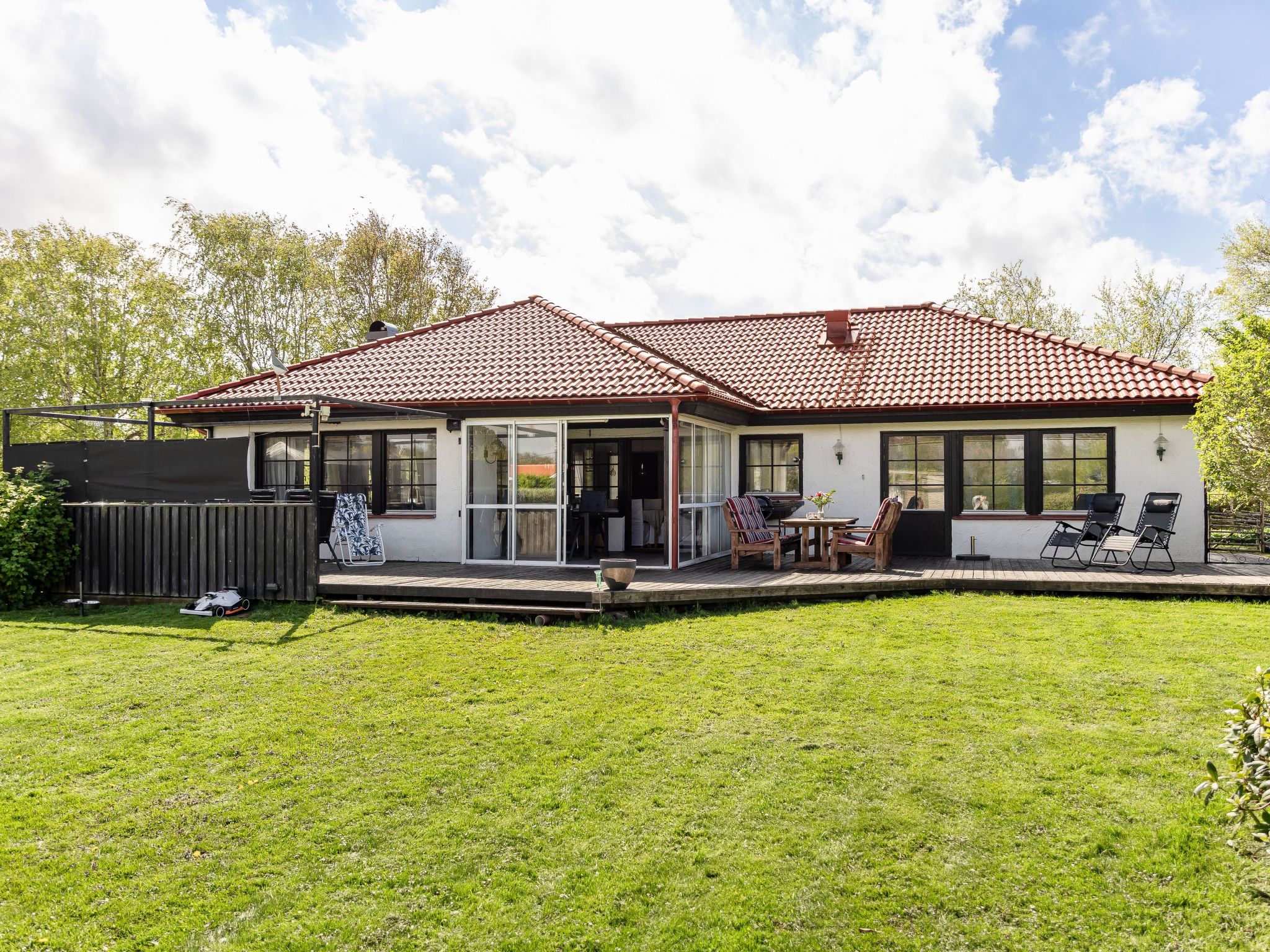 "Villshärad", huis 5-kamers 130 m2. Groot, open woon-/eetkamer met 1 2-pers divanbed (2 x 80 cm), zwedenkachel, eettafel en TV (Flatscreen TV). Uitgang naar de tuin, naar het terras, naar de veranda...