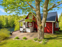 Knäredsdrömmen: Vrijstaand huis aan de rivier met roeiboot en grote tuin - thumbnail 1