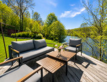 Knäredsdrömmen: Vrijstaand huis aan de rivier met roeiboot en grote tuin - thumbnail 2