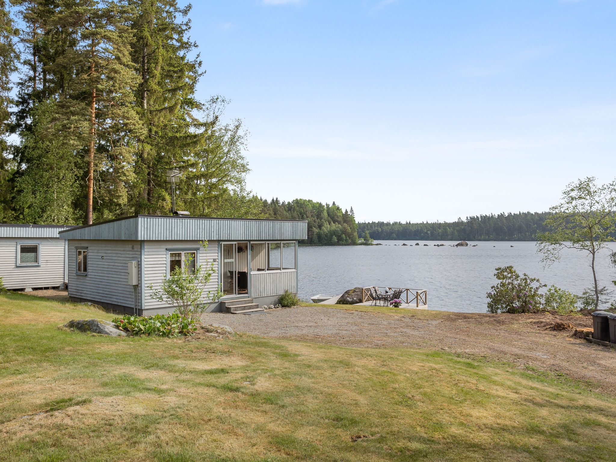 "Sjöatorp Skogsstugan", huis 3-kamers 57 m2. Doelmatig en mooi ingericht: woonkamer met open haard en Sat-TV. Uitgang naar de veranda. 1 open kamer met 2 bedden. 1 kamer met 1 x 2 stapelbedden. Cabin..