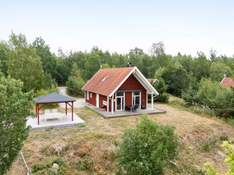 Vakantiehuis met open haard en sauna direct aan het strand in Holmsjö in Holmsjö