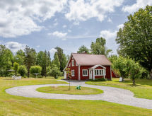 Vrijstaand vakantiehuis bij meer in Holmsjö met roeiboot en grote tuin - thumbnail 1