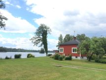 Vrijstaand vakantiehuis met sauna, tuin en terras direct aan het meer in Holmsjö - thumbnail 1