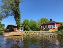 Vrijstaand vakantiehuis met sauna, tuin en terras direct aan het meer in Holmsjö - thumbnail 2