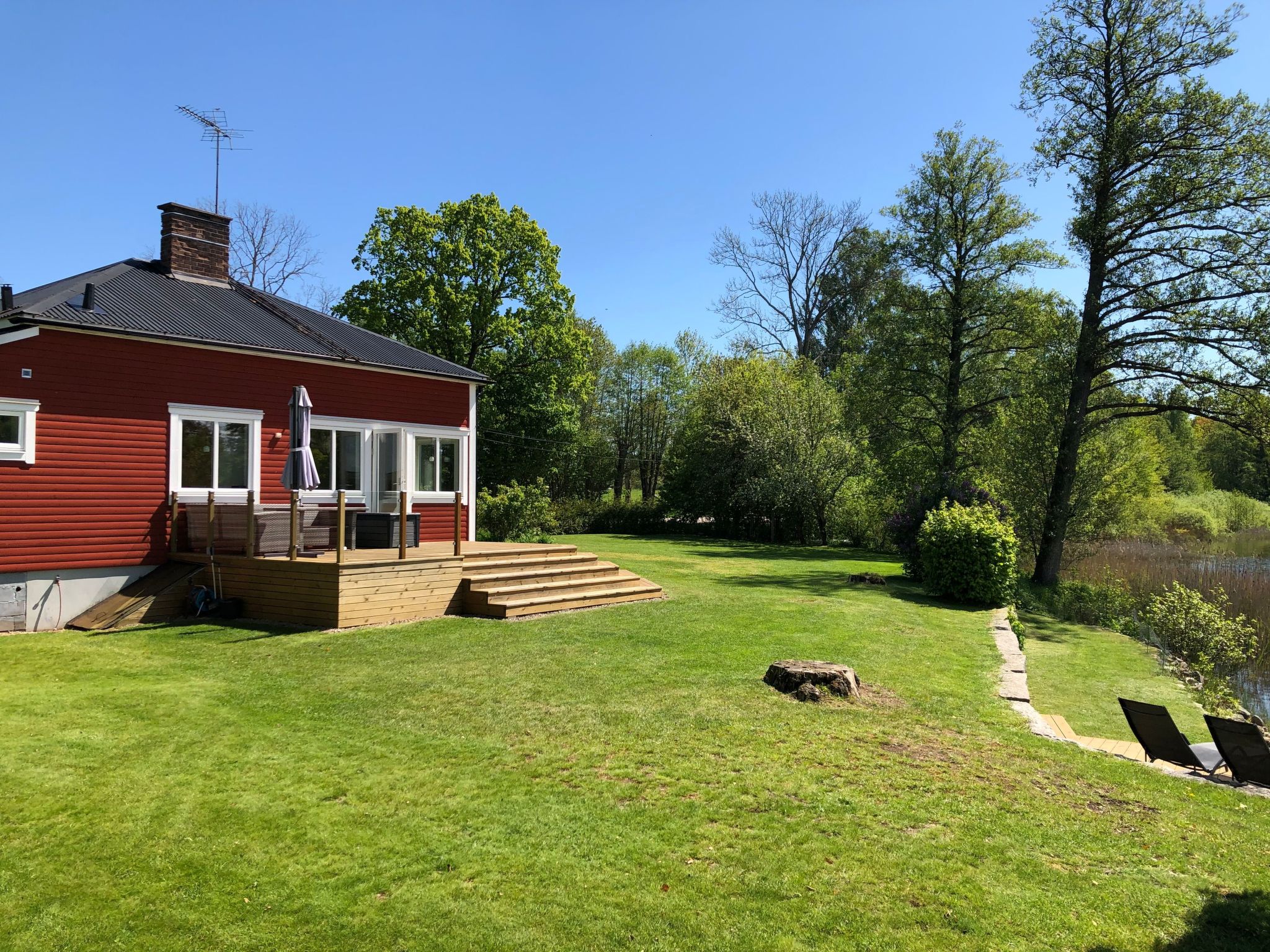 Mit Garten und Holzterrasse am See