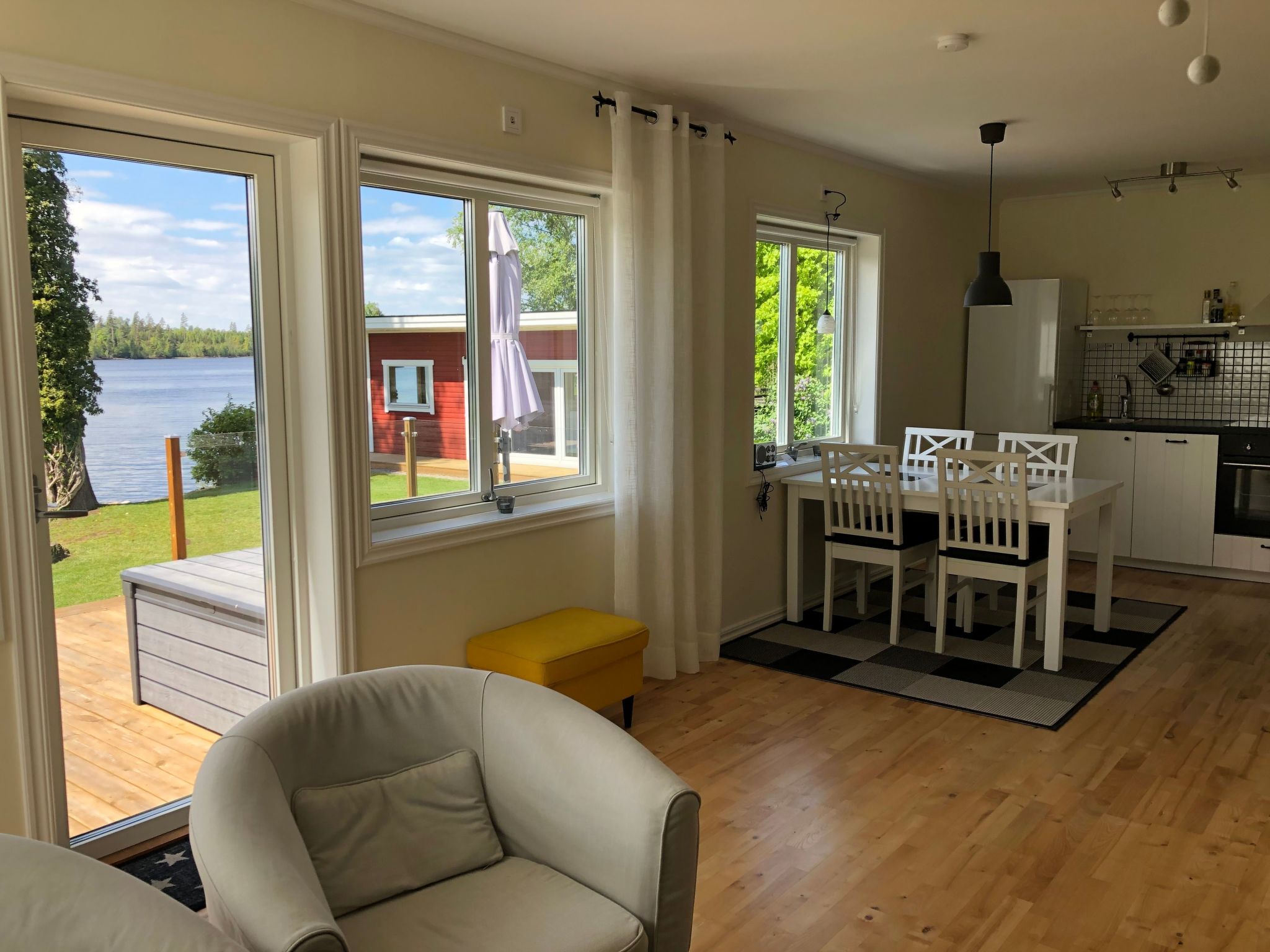 Mit Garten und Holzterrasse am See-Binnen