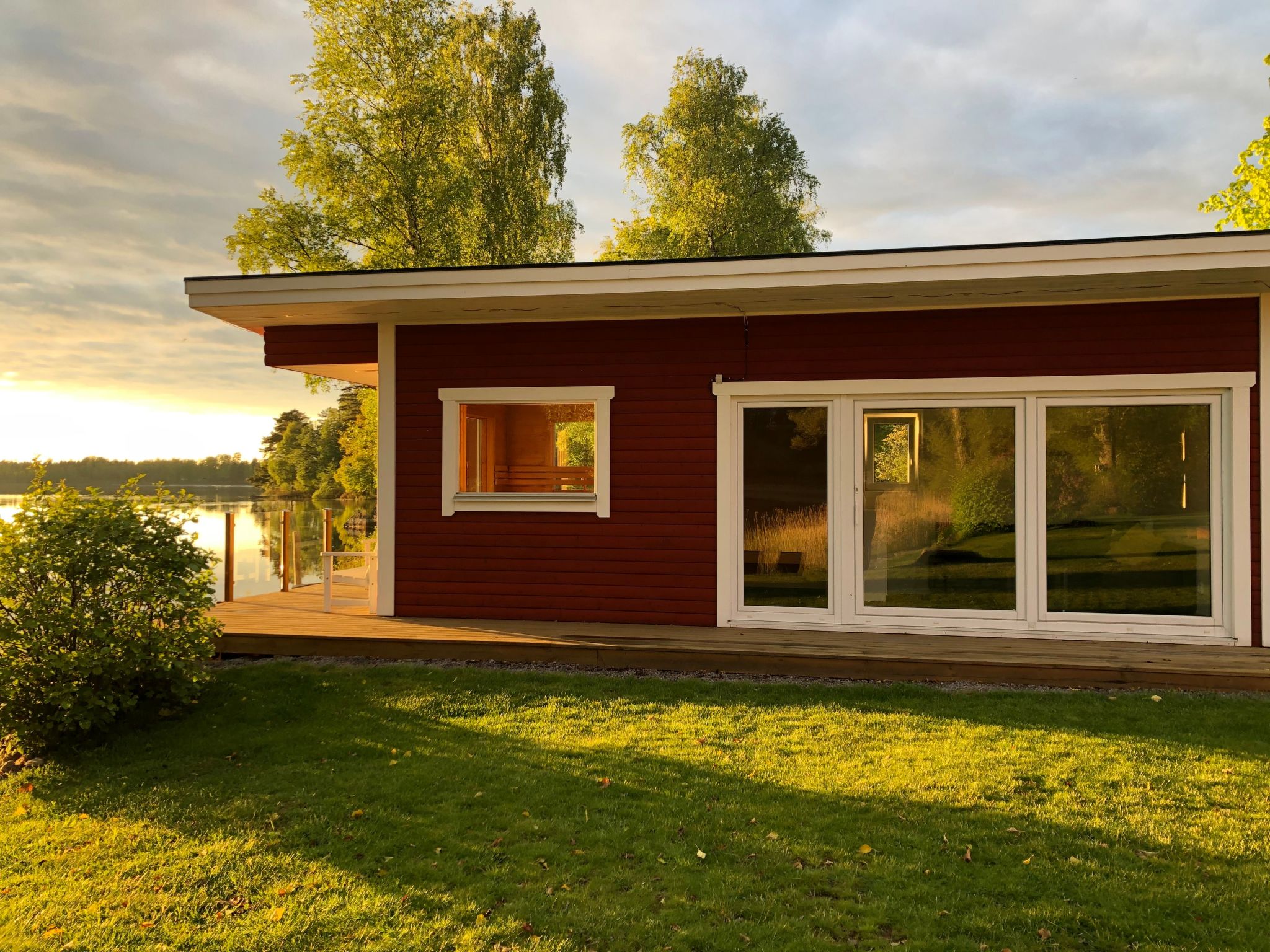 Mit Garten und Holzterrasse am See-Binnen