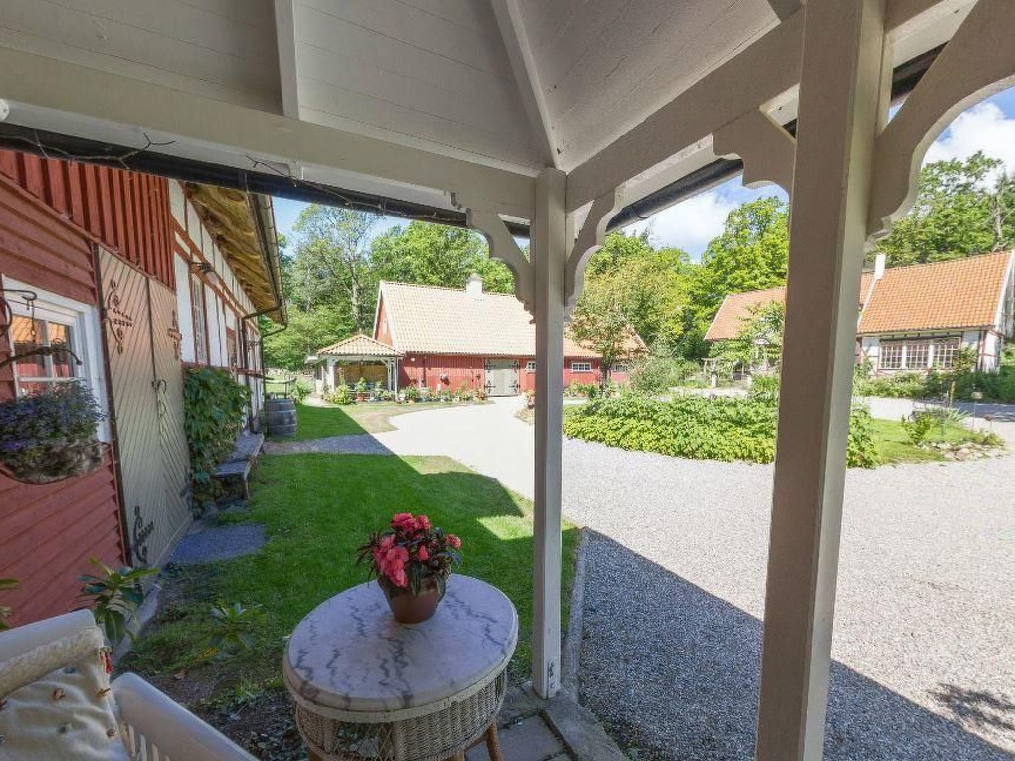 Mit Balkon, Terrasse und Garten-Binnen