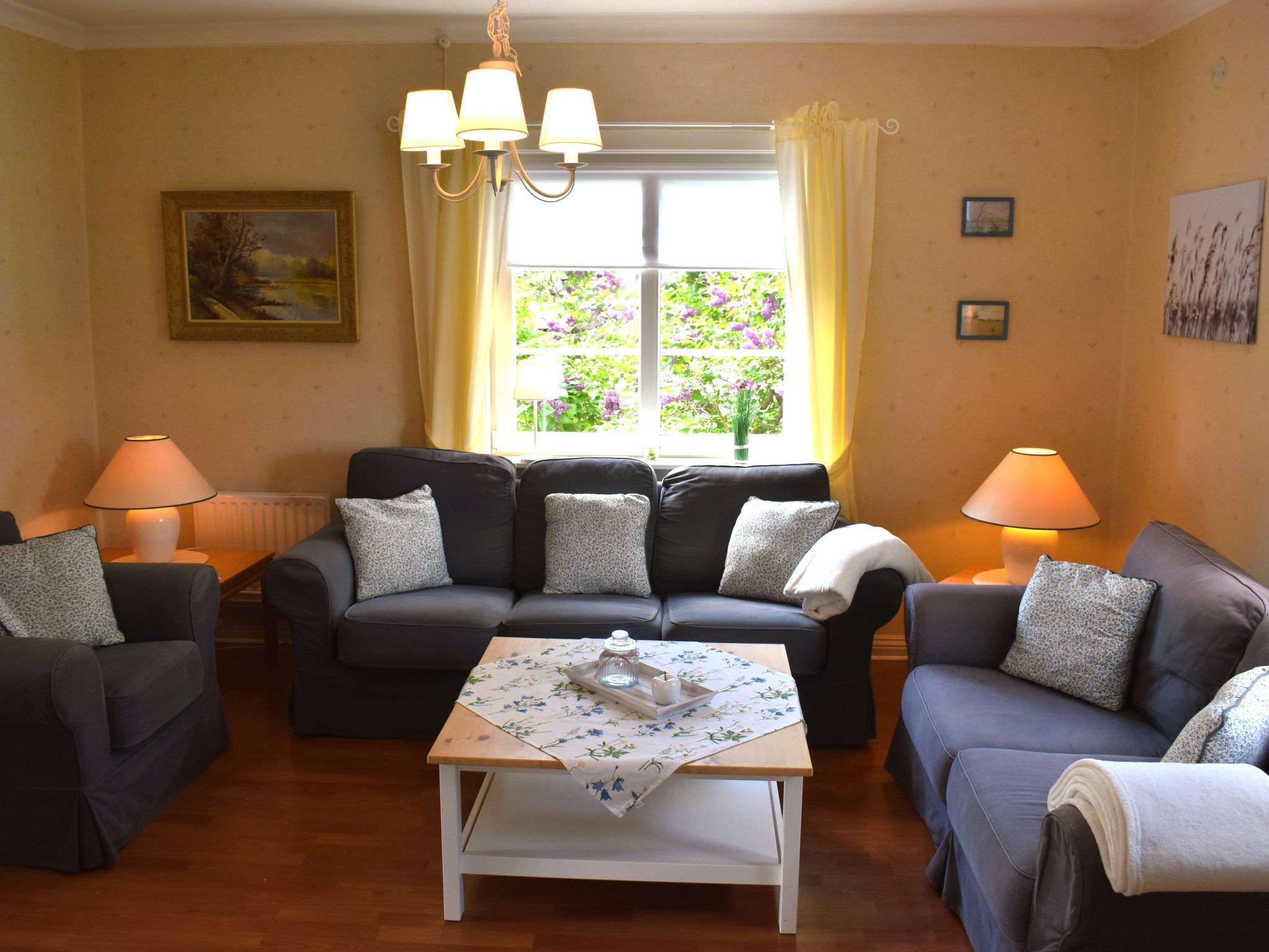 Typisch schwedisches Ferienhaus mit Garten-Drinnen