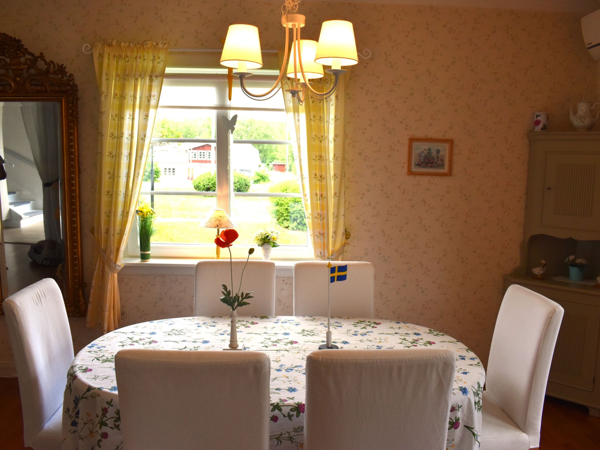 Typisch schwedisches Ferienhaus mit Garten-Drinnen