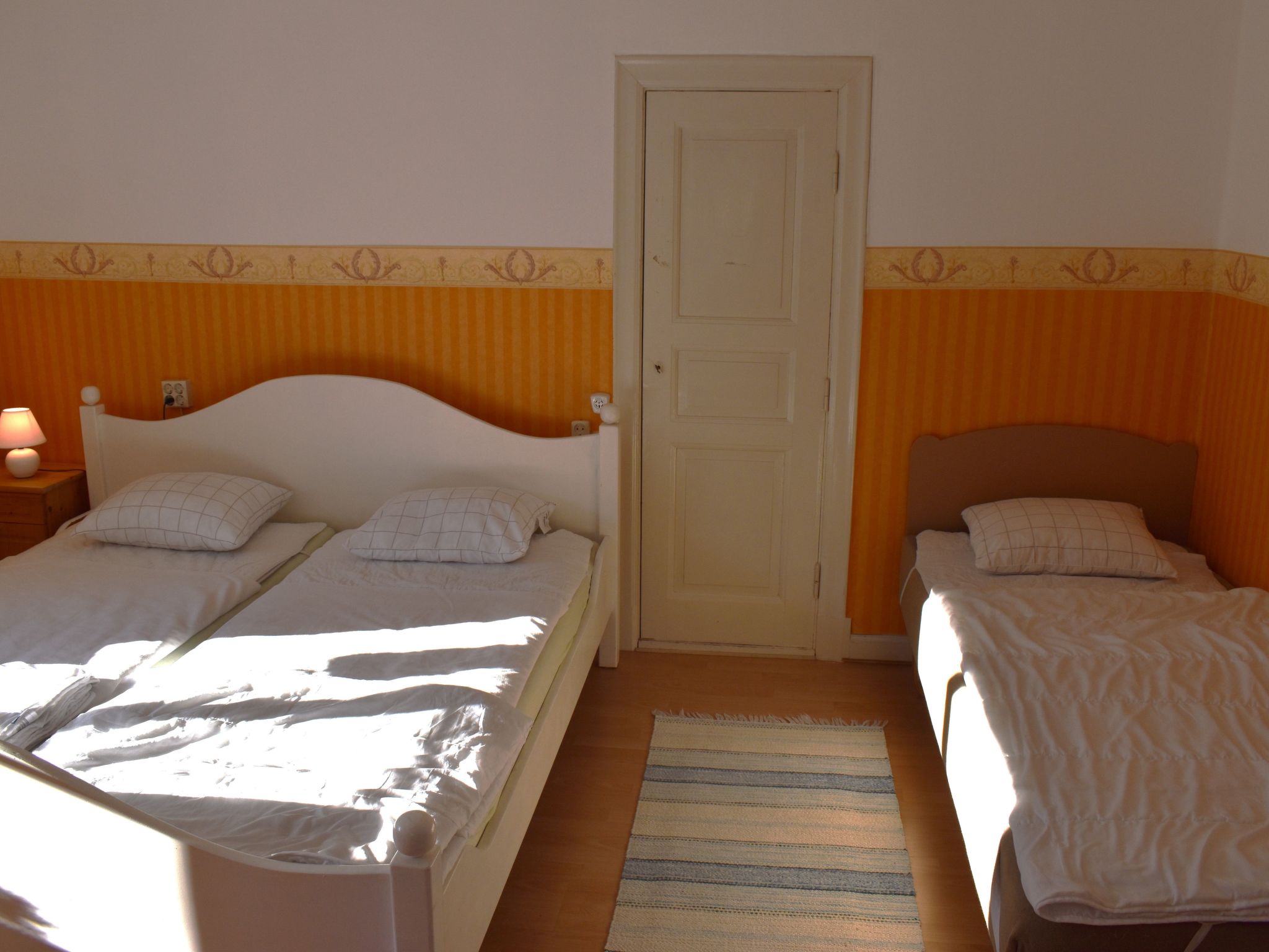 Typisch schwedisches Ferienhaus mit Garten-Drinnen