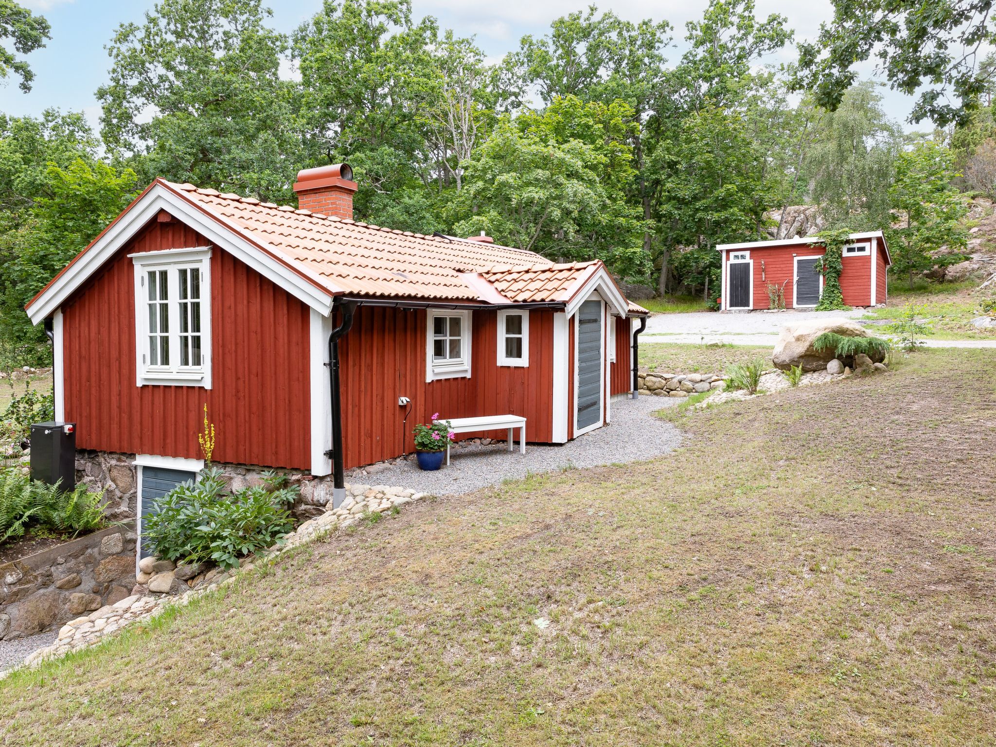 "Jennys", huis 2-kamers 30 m2. Het objekt is geschikt voor 2 volwassenen + 1 kinderen. Licht, smaakvol ingericht: woon-/slaapkamer met 1 bed (90 cm, lengte 200 cm), TV. 1 kamer met 1 2-pers bed (140 c..