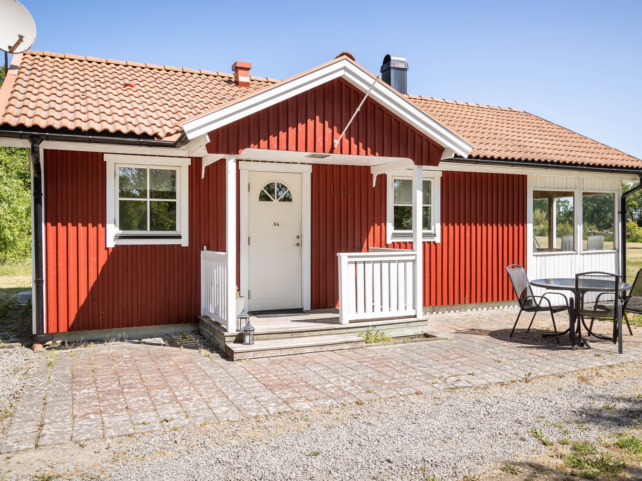 "Skärvudde Huset", huis 3-kamers 50 m2. Mooi ingericht: woonkamer met zwedenkachel en Sat-TV. Uitgang naar de veranda. 1 kamer met 1 2-pers bed. 1 kamer met 1 x 2 stapelbedden. Open keuken (oven, 4 k..